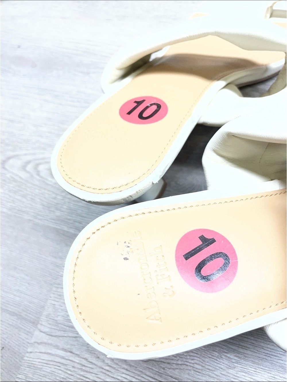 Abercrombie & Fitch White Padded Slide Sandals with Toe Loop Accent #1379 - Picture 3 of 3